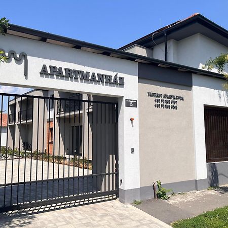 Varkapu Apartmanok 2 Дьюла Экстерьер фото